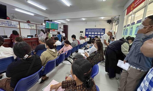 Chủ tịch xã ở Khánh Hòa được ủy quyền cho công chức chứng thực hồ sơ. Ảnh: Hữu Long