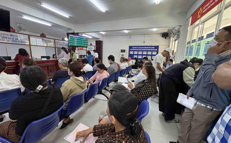 The Chairman of a commune in Khanh Hoa is authorized to certify documents for civil servants. Photo: Huu Long