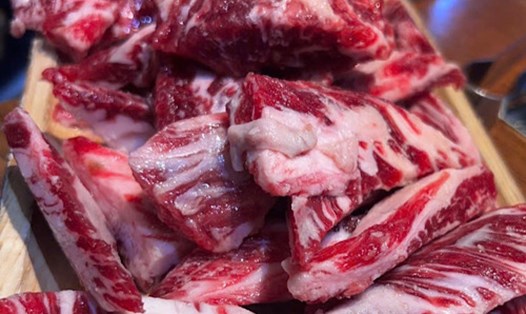 Nếu muốn tăng chức năng gan thận, cần giới hạn khẩu phần ăn thịt đỏ. Ảnh: Quang Minh.