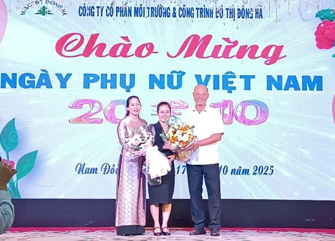 The Trade Union and the company's leaders congratulated the female workers. Photo: Quang Tri Trade Union