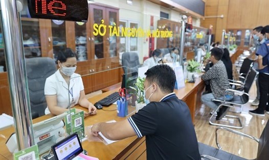 Công chức cấp xã chuyển sang bảng lương mới. Ảnh: Hải Nguyễn