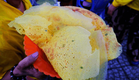 グエンチュンチュック祭りでバインセオを楽しむ人々