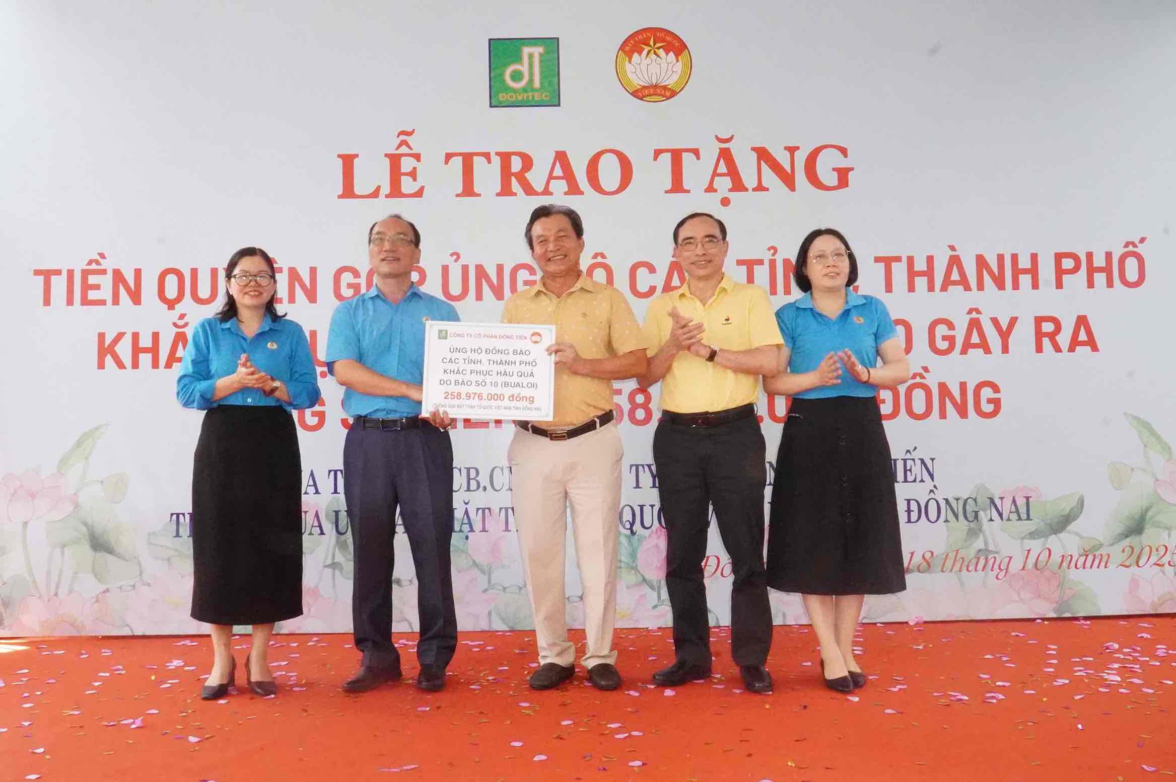 Representatives of the Dong Nai Provincial Labor Federation received a symbolic amount of nearly 260 million VND from officers and employees of Dong Tien Joint Stock Company to support people to overcome the consequences of storm No. 10. Photo: HAC