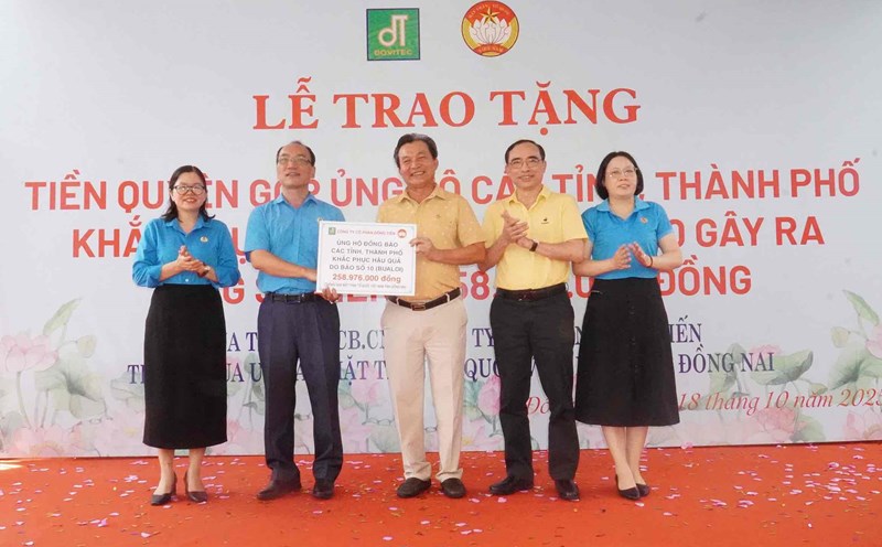 Representatives of the Dong Nai Provincial Labor Federation received a symbolic amount of nearly 260 million VND from officers and employees of Dong Tien Joint Stock Company to support people to overcome the consequences of storm No. 10. Photo: HAC
