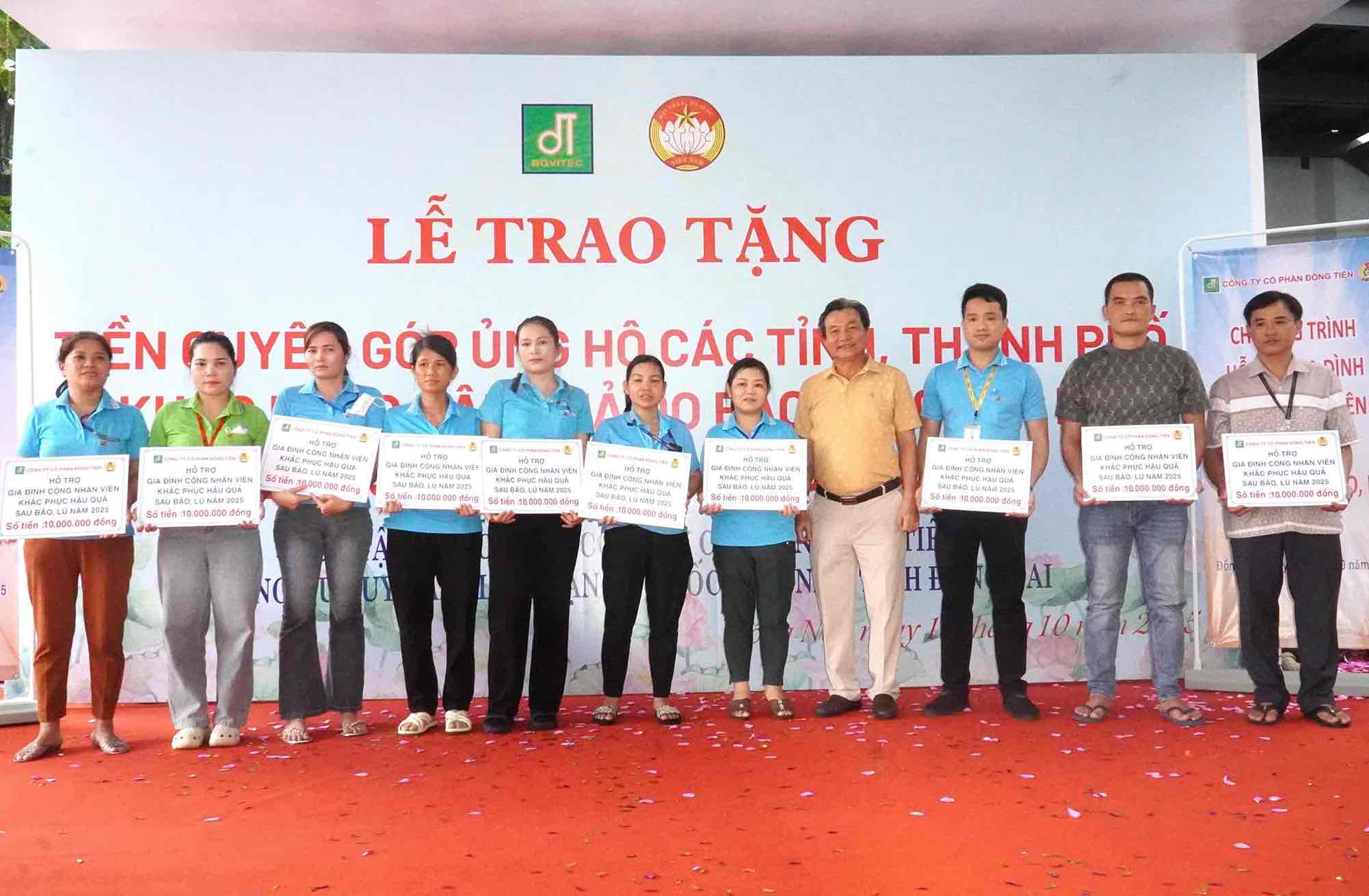 Ban giam doc Cong ty CP Dong Tien trao dai dien 10 truong hop gia dinh cong nhan vien dang sinh song tai cac tinh bi anh huong dot bao lu vua qua. Anh: HAC