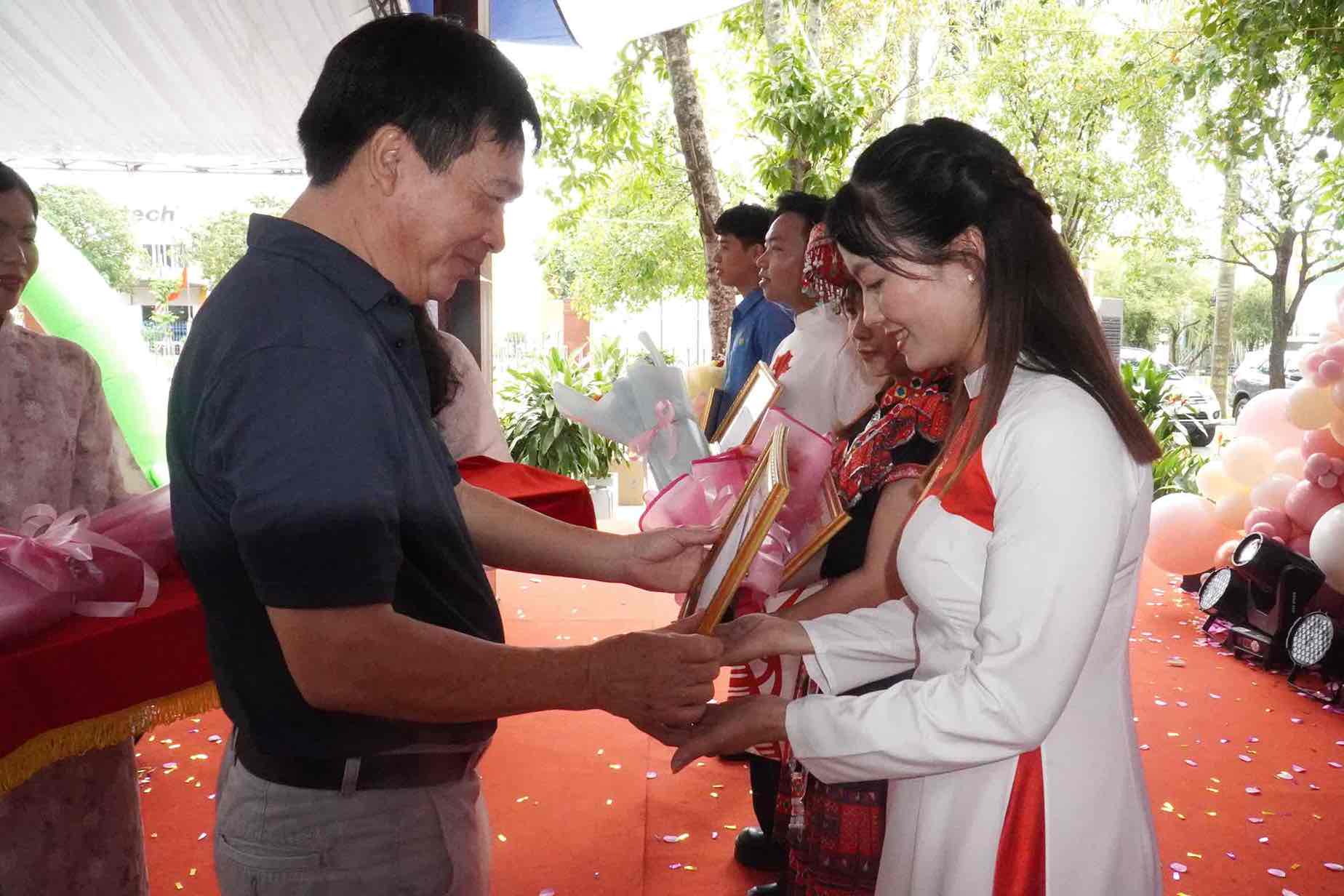 Dai dien Ban giam doc Cong ty trao giai cho cac doi thi tai Hoi thi van nghe chao mung ngay 20.10. Anh: HAC