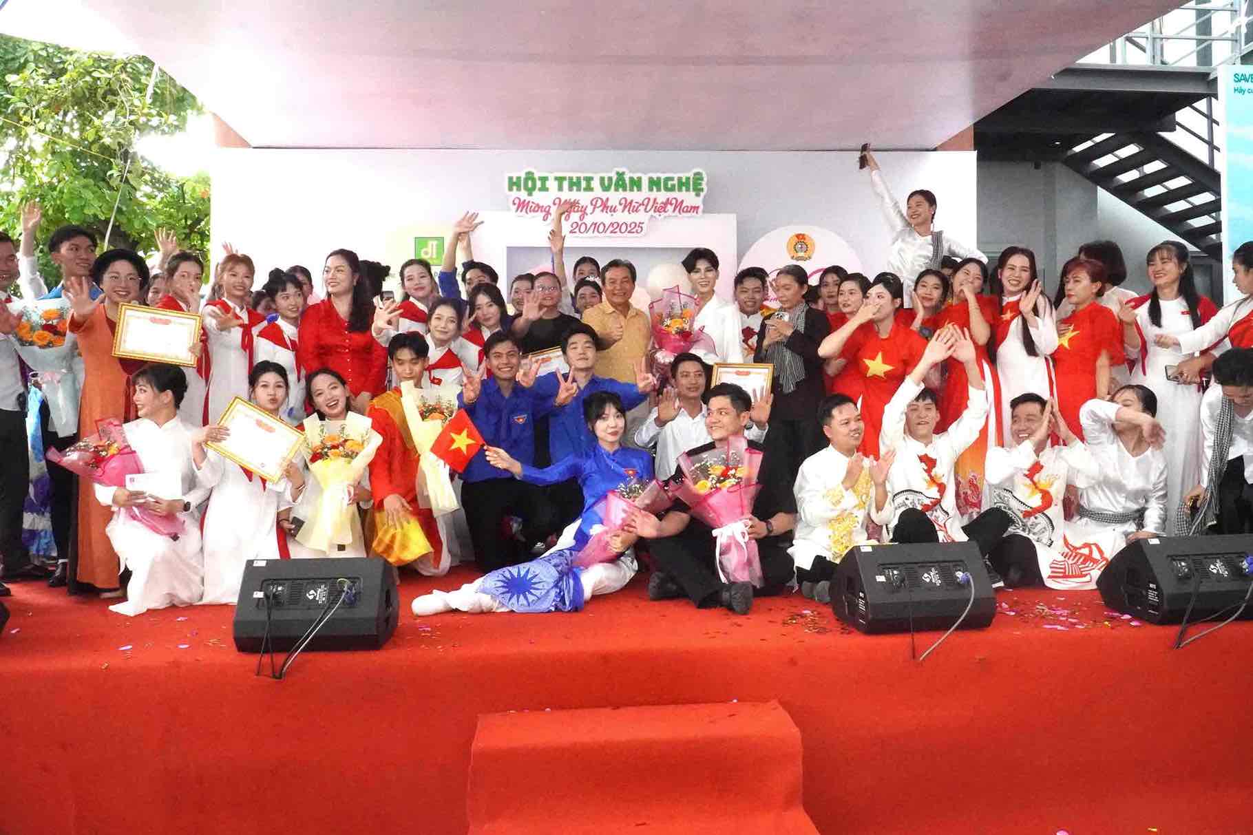 Cac doi thi tai Hoi thi van nghe nhan dip ky nhiem 95 nam ngay thanh lap Hoi Lien hiep phu nu Viet Nam. Anh: HAC