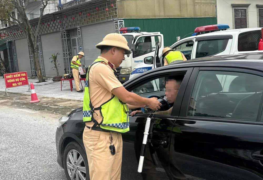 Ha Tinh Traffic Police established 19 working groups to simultaneously inspect alcohol concentration from October 18. Photo: Ha Tinh Police.