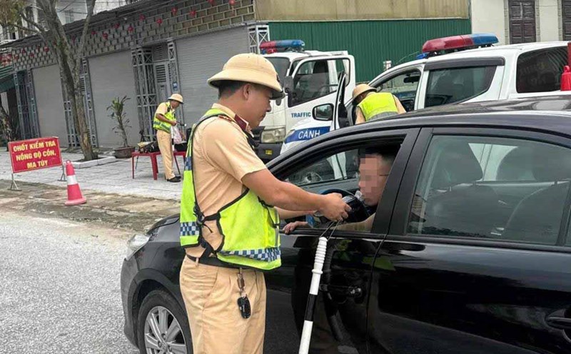 Ha Tinh Traffic Police established 19 working groups to simultaneously inspect alcohol concentration from October 18. Photo: Ha Tinh Police.