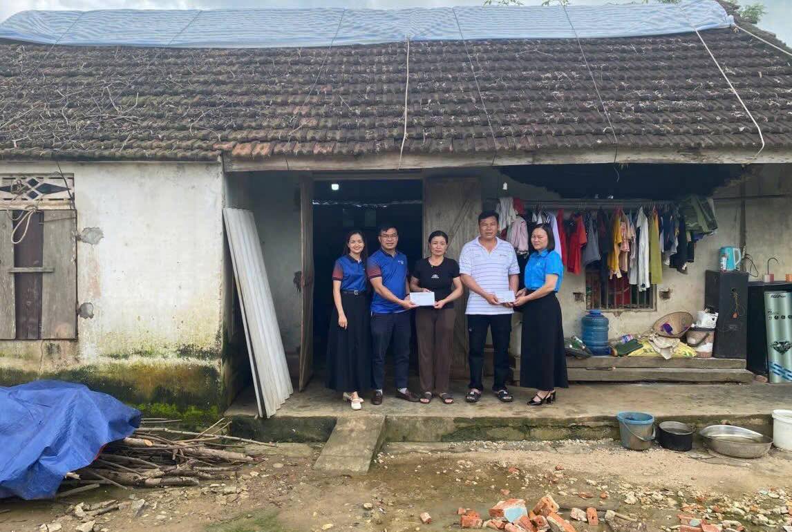 The Quy Hop Commune Labor Union visited and presented gifts to female union members and their families affected by storm No. 10. Photo: Nghe An Trade Union