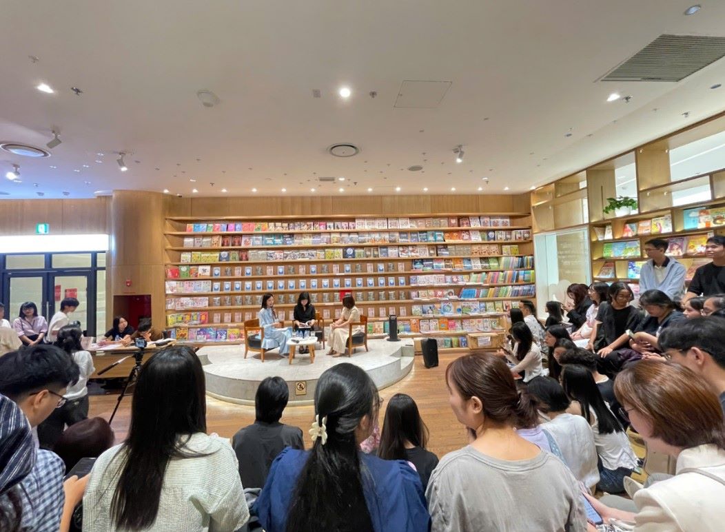 Nha van Shin Kyung-Shook tam su trong su kien giao luu voi doc gia Viet Nam.  Anh: Ho Thu  