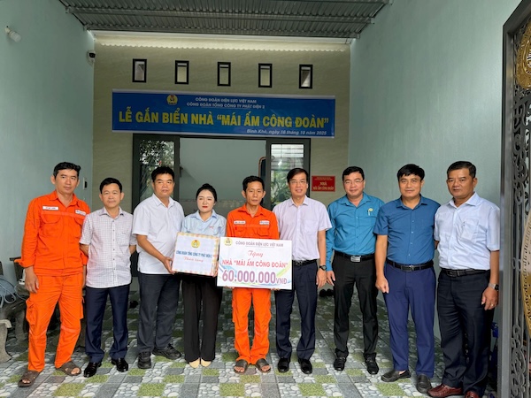 Vietnam Electricity Trade Union coordinated to organize the installation of signs of Trade Union Shelters for union members. Photo: Hong Nhung