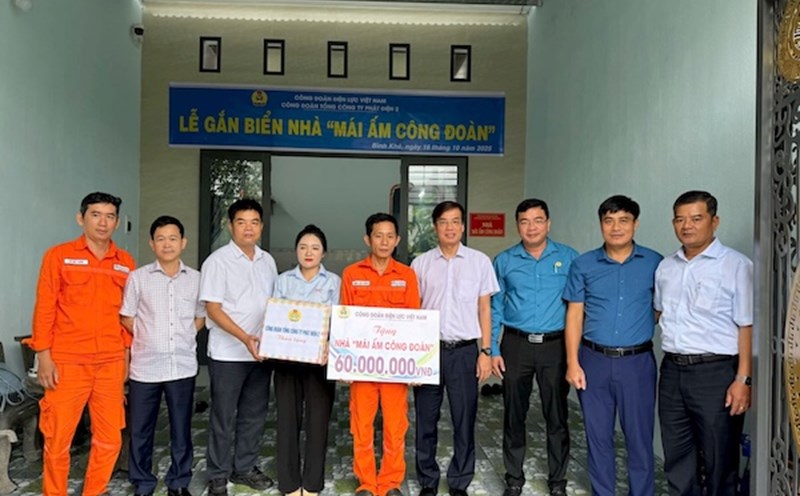 Vietnam Electricity Trade Union coordinated to organize the installation of signs of Trade Union Shelters for union members. Photo: Hong Nhung