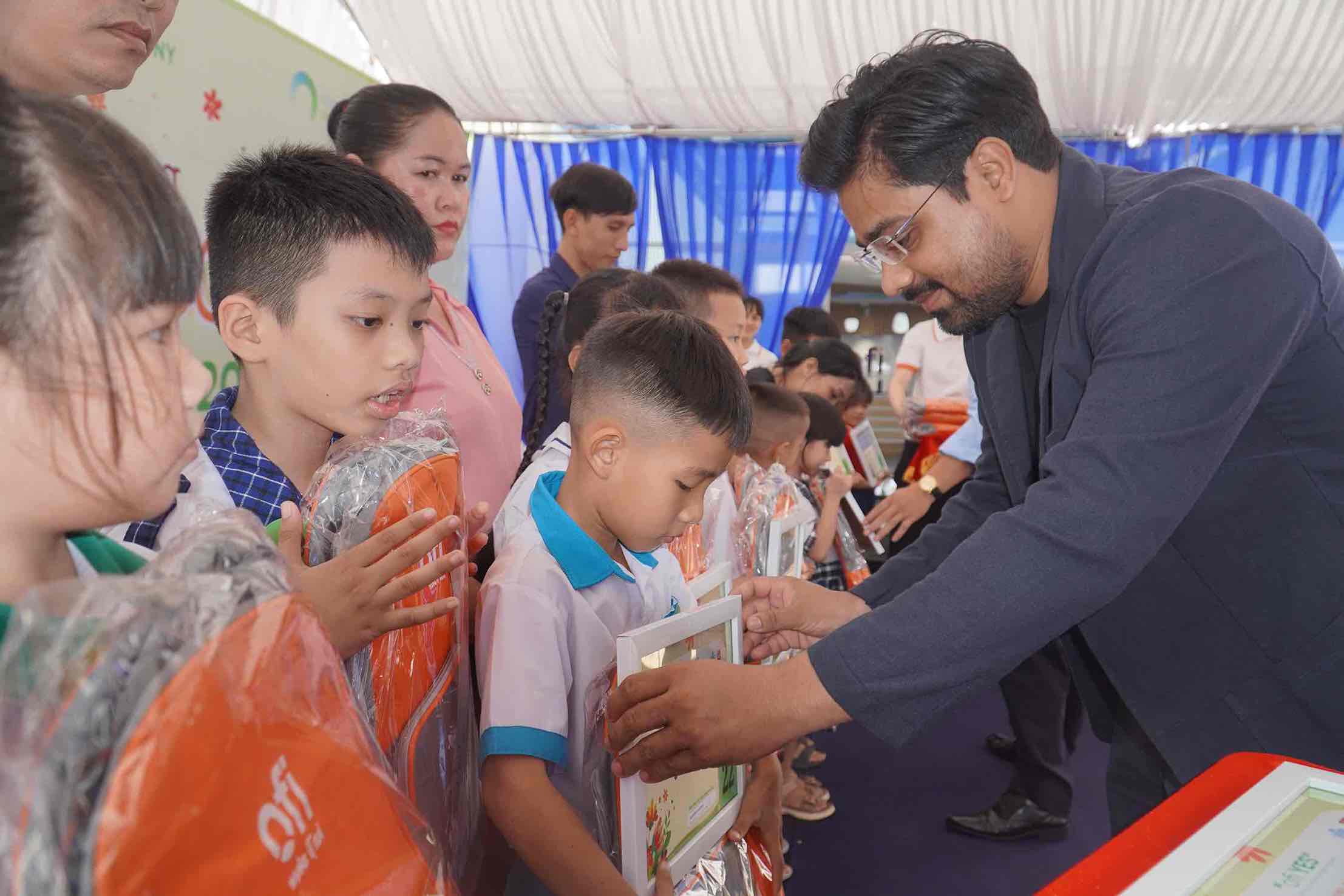 The company's representative awarded scholarships to children of workers in difficult circumstances. Photo: HAC