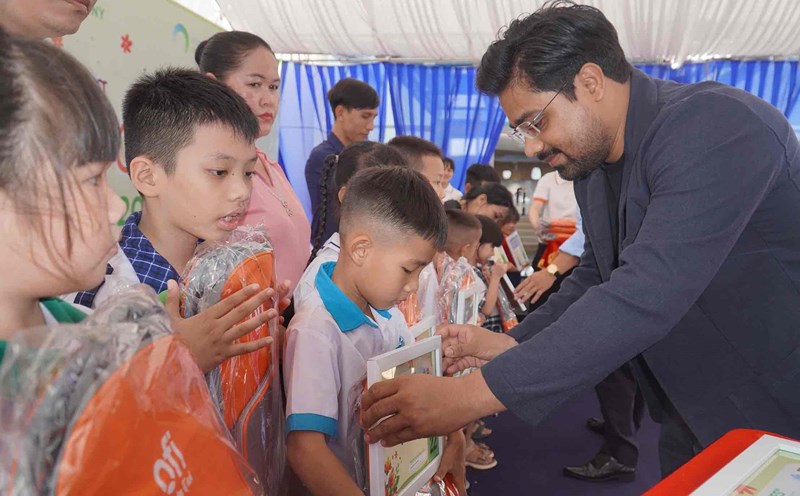 The company's representative awarded scholarships to children of workers in difficult circumstances. Photo: HAC