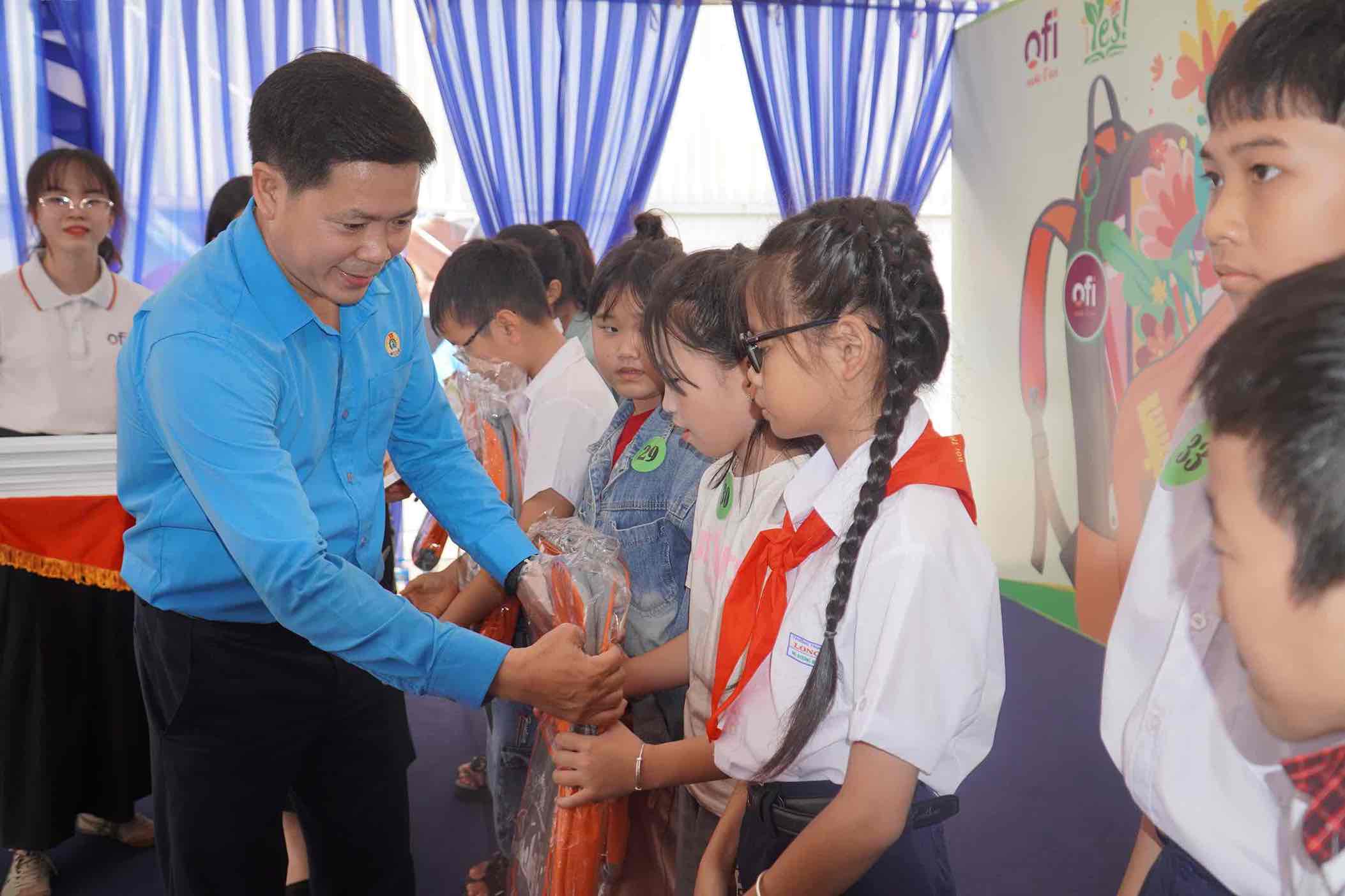 Dai dien Lien doan lao dong tinh Dong Nai trao hoc bong cho con cong nhan co hoan canh kho khan. Anh: HAC