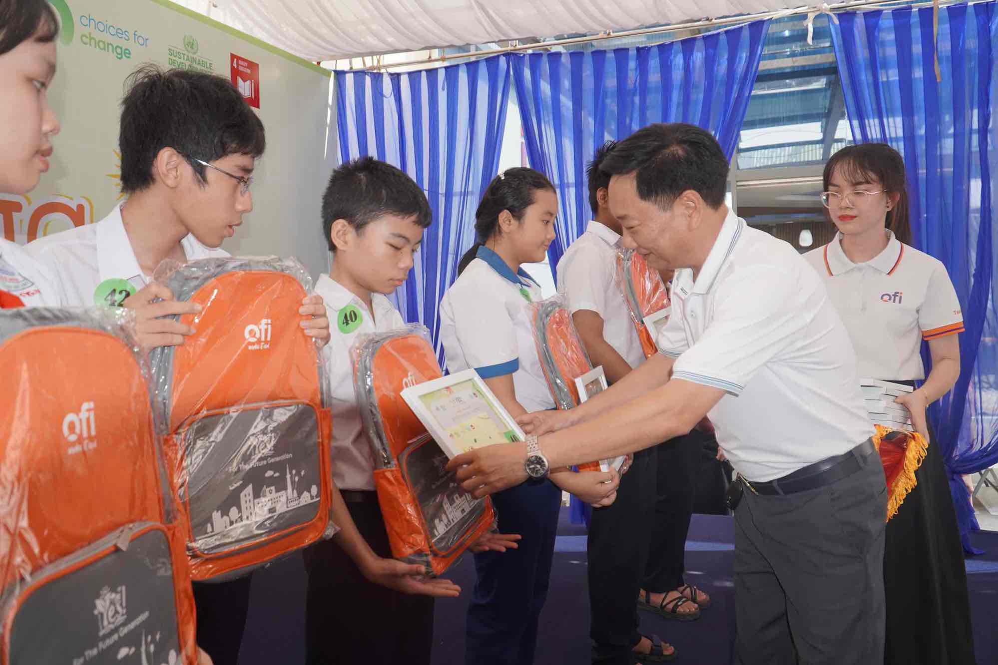 Dai dien Trung tam dich vu viec lam Dong Nai trao hoc bong cho con cong nhan co hoan canh kho khan. Anh: HAC