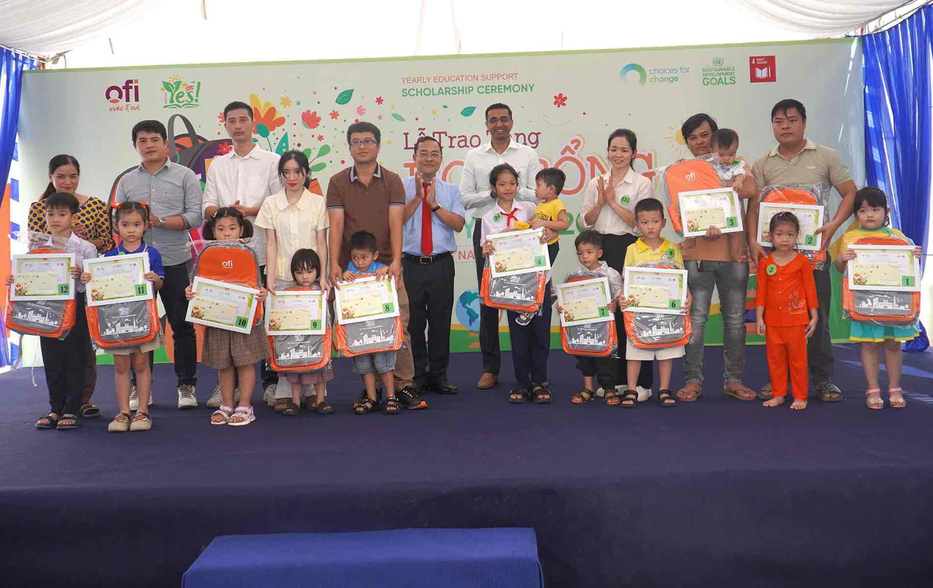 Dai dien Ban Quan ly cac Khu cong nghiep, Khu kinh te tinh Dong Nai va dai dien cong ty trao hoc bong cho con em cong nhan co hoan canh kho khan. Anh: HAC