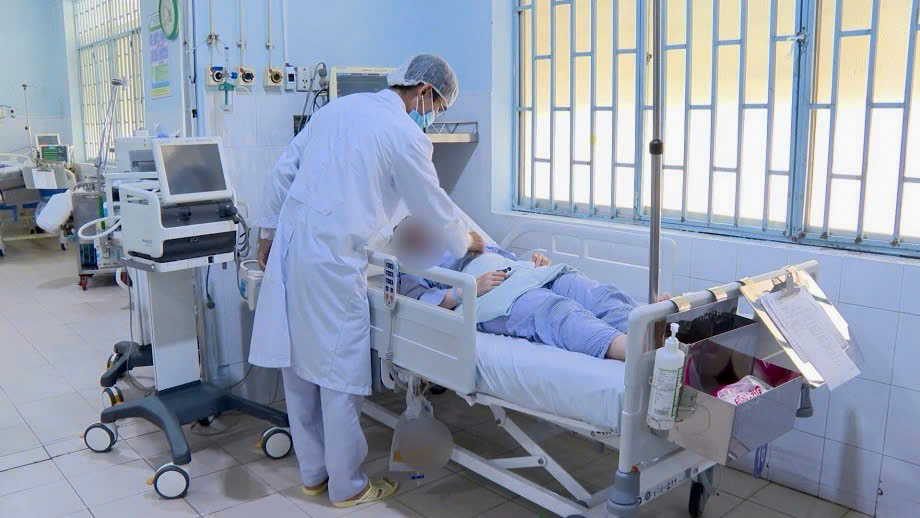 Mot benh nhan an ca noc tai xa Phan Ri Cua bi ngo doc duoc cap cuu tai benh vien da khoa Binh Thuan. Anh: Benh vien