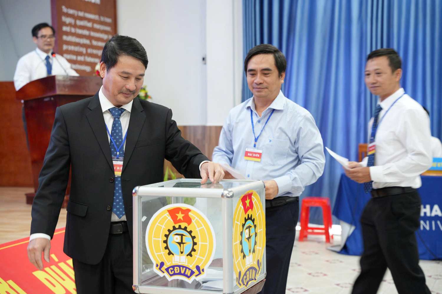Cac dai bieu tien hanh bau Ban Chap hanh Cong doan Truong Dai hoc Nha Trang nhiem ky 2025-2030. Anh: Phuong Linh