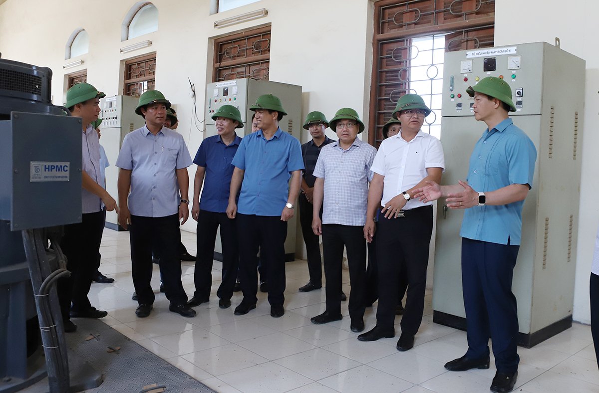 Chairman of the People's Committee of Bac Ninh province Vuong Quoc Tuan (first from right) and the working group inspected Truc Tay Pumping Station at K59 left dike Cau in Nenh ward. Photo: Nguyen Mien