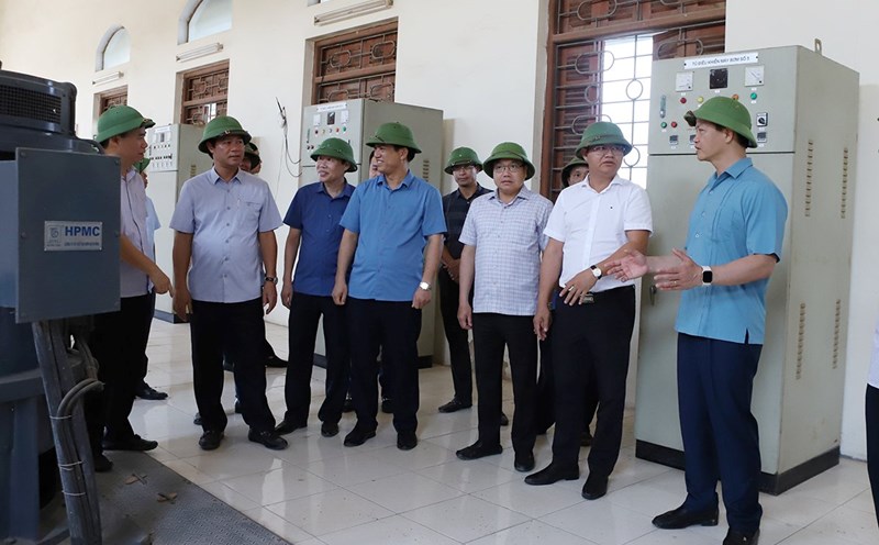 Chairman of the People's Committee of Bac Ninh province Vuong Quoc Tuan (first from right) and the working group inspected Truc Tay Pumping Station at K59 left dike Cau in Nenh ward. Photo: Nguyen Mien