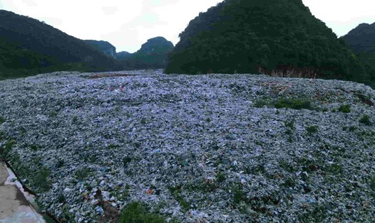 Bãi rác thải tại thung Quèn Khó (phường Trung Sơn, tỉnh Ninh Bình) đã quá tải nhiều năm nay. Ảnh: Nguyễn Trường