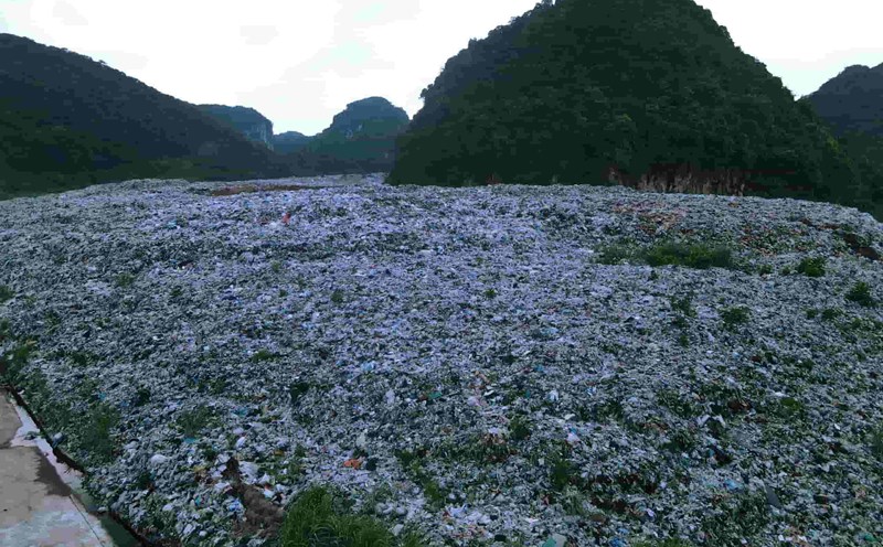 The landfill in Quyen Kho valley (Trung Son ward, Ninh Binh province) has been overloaded for many years. Photo: Nguyen Truong