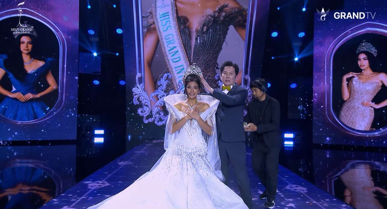Nghi thuc Duong kim Hoa hau trao lai vuong mien cho ban to chuc, danh dau ket thuc nhiem ky va nhan lai vuong mien phien ban. Anh: MGI