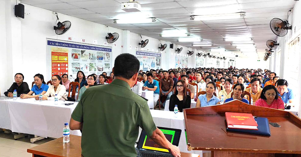 The Da Nang City Labor Federation disseminates about high-tech crimes to workers. Photo: Da Nang Trade Union