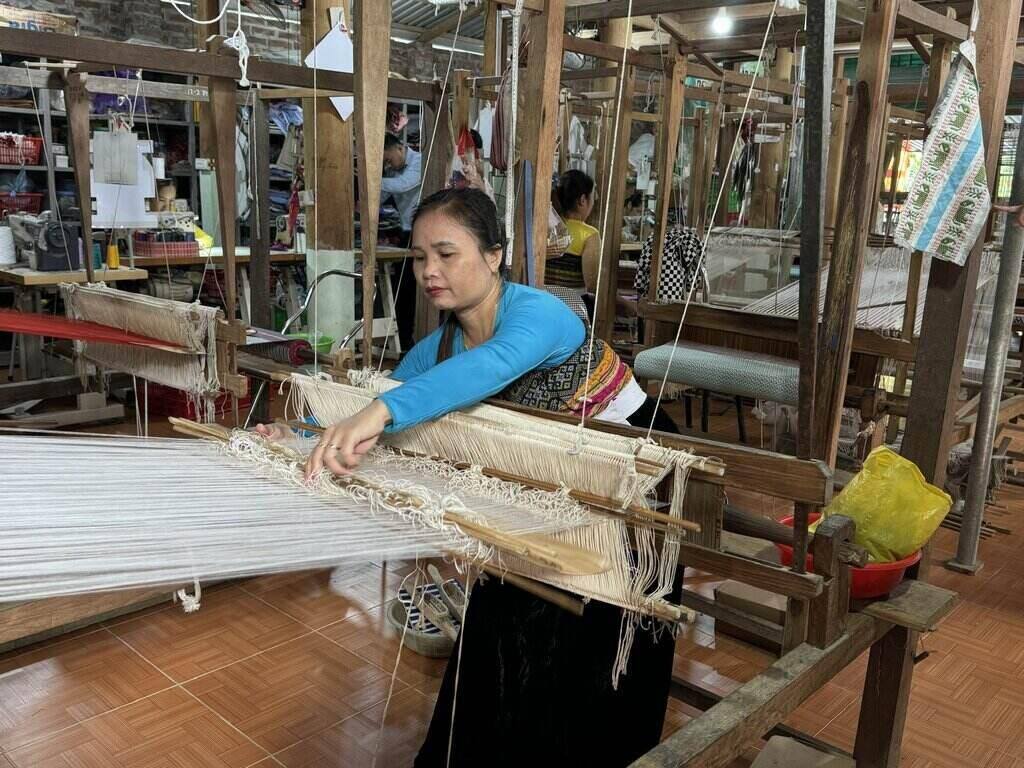 Phu nu dan toc Thai o xa Mai Chau (Phu Tho) duy tri nghe det tho cam truyen thong, tao ra nhieu san pham OCOP mang ban sac van hoa dia phuong. Anh: Thu Hang