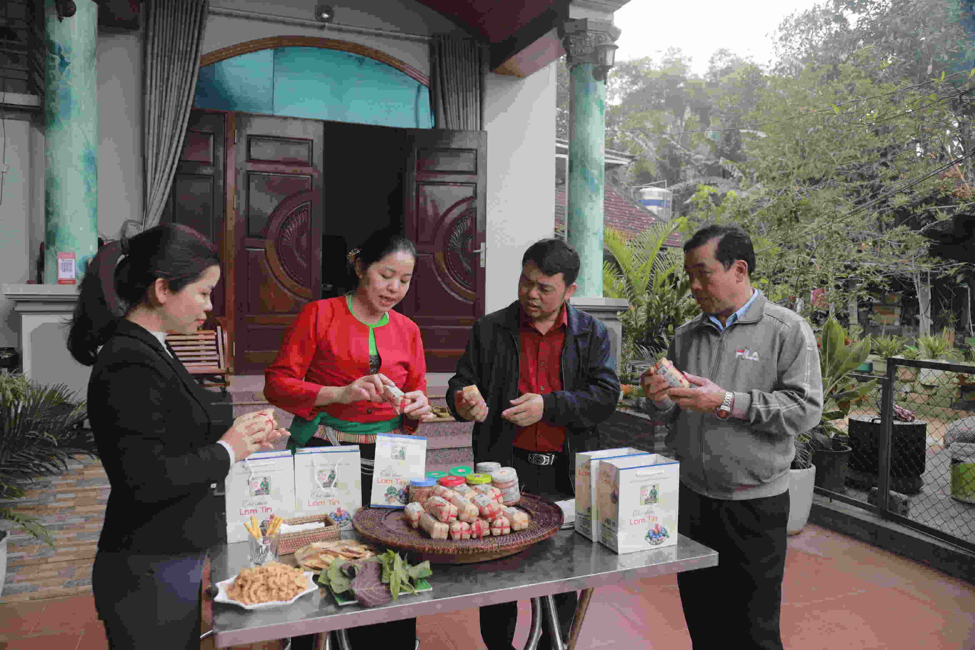 Co so san xuat thit chua Lam Tin (Phu Tho) gioi thieu san pham OCOP toi khach hang. Anh: Thu Hang