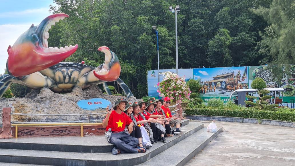 Du khach thich thu chup anh ben bieu tuong cua Ca Mau tai Dat Mui, Ca Mau. Anh: Nhat Ho