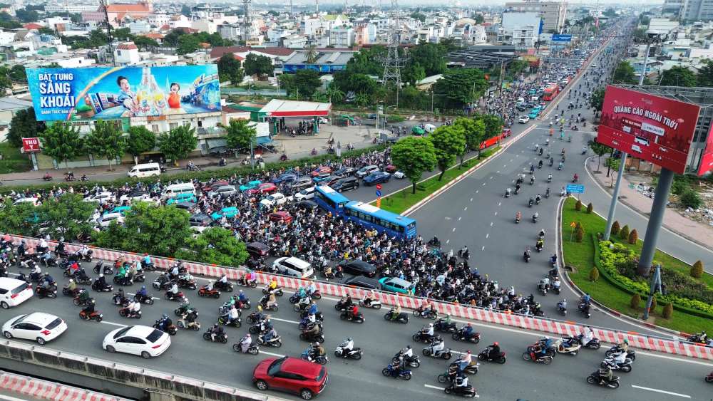 Quoc lo 13 se mo rong 60 m va xay dung duong tren cao 4 lan. Anh: Anh Tu