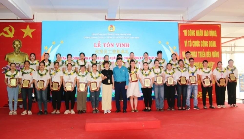 Cong doan Cong ty TNHH Giay Rollsport Viet Nam bieu duong, khen thuong cac can bo, cong nhan vien co thanh xuat sac trong hoat dong san xuat kinh doanh. Anh: Hue Thanh