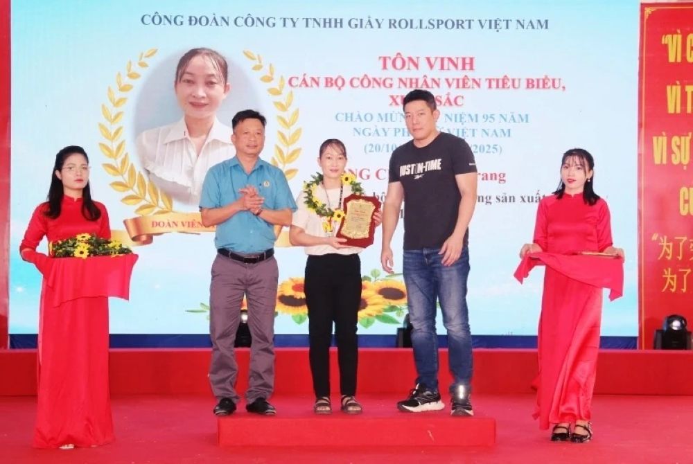 Dai dien LDLD tinh Thanh Hoa va Cong ty TNHH Giay Rollsport Viet Nam trao Ky niem chuong cho can bo, cong nhan vien tieu bieu, xuat sac. Anh: Hue Thanh