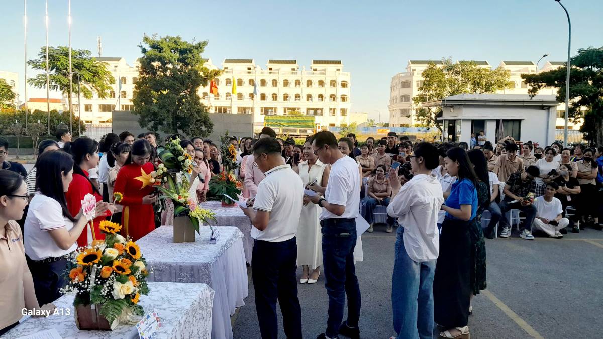 Gan 500 cong nhan tham gia co vu hoi thi. Ảnh: Duc Hien
