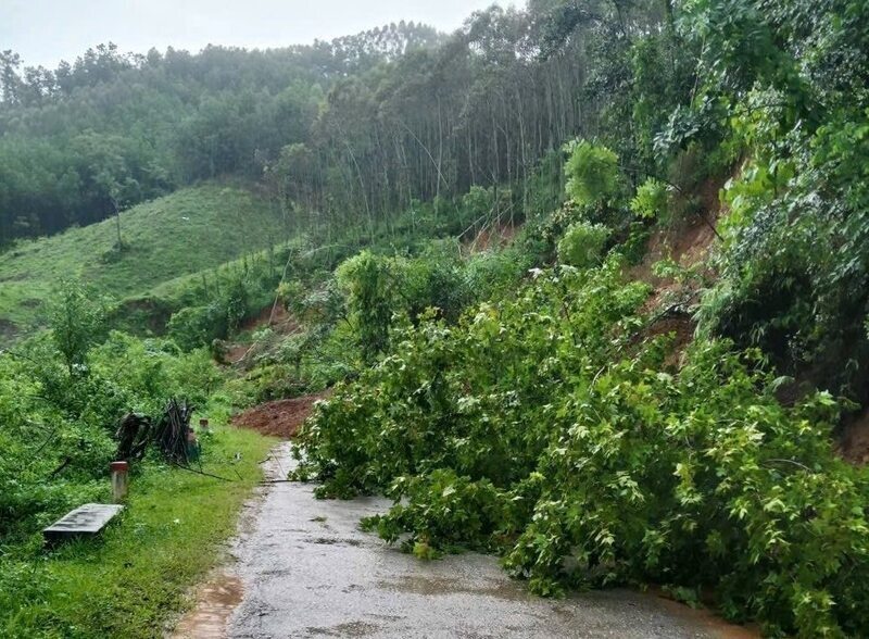 暴風雨第 5 号（2025 年 8 月）により、ランソン省の多くの国道と地方道が被害を受けました。写真: ランソンの交通安全