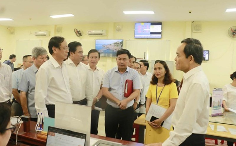 Despues de muchos meses de implementacion del modelo el gobierno local de 2 niveles y las comunas y barrios de Khanh Hoa funcionan basicamente sin problemas. Foto: Huu Long
