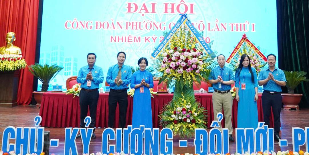 Leaders of the Bac Ninh Provincial Labor Federation presented flowers to congratulate the Que Vo Ward Trade Union Congress. Photo: Hong Gam