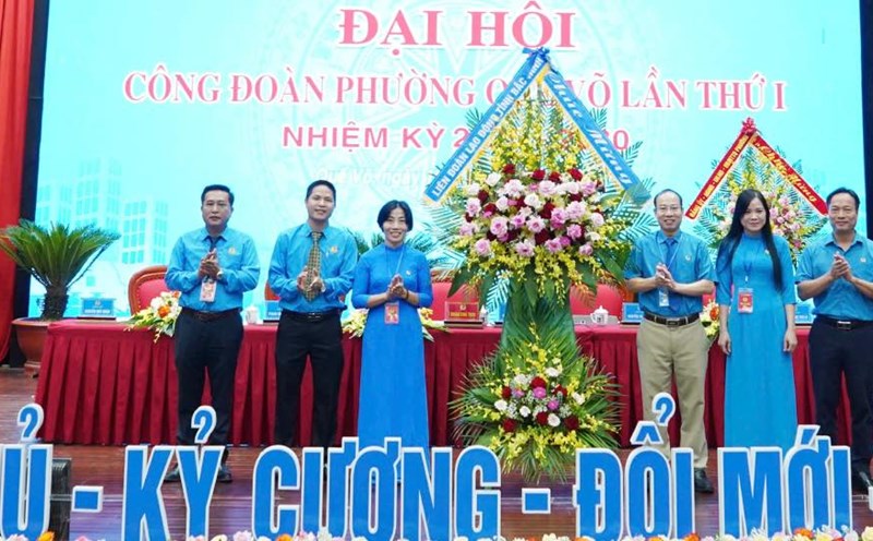 Leaders of the Bac Ninh Provincial Labor Federation presented flowers to congratulate the Que Vo Ward Trade Union Congress. Photo: Hong Gam