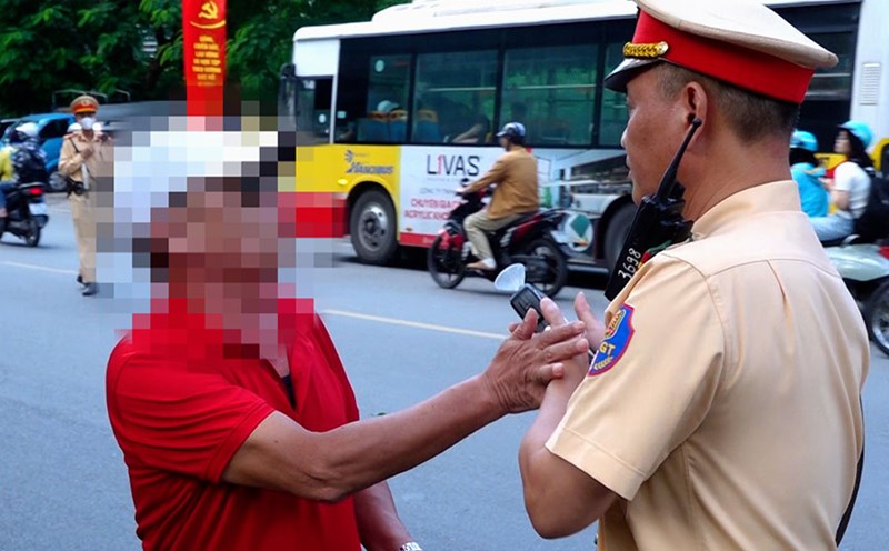 Two opposite attitudes of drivers when being checked for alcohol concentration by the traffic police were clearly revealed