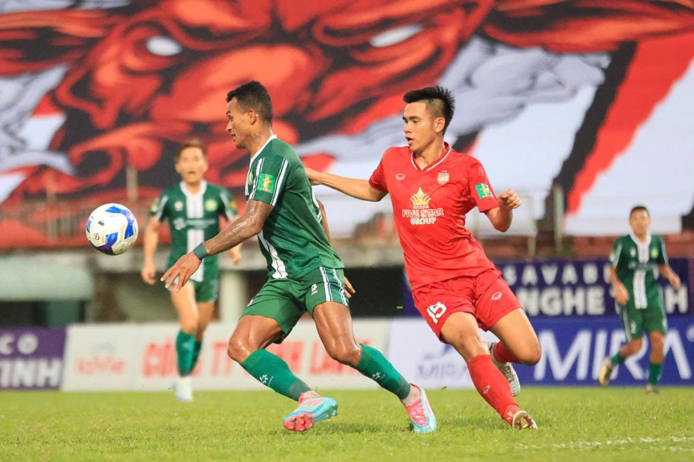 Truong Tuoi Dong Nai choi tan cong ap dao ngay sau tieng coi khai cuoc. Anh: Binh Le