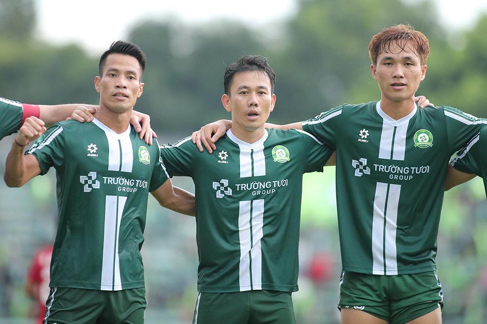 Minh Vuong (middle) scored a double in Truong Tuoi Dong Nai's 2-1 victory over Long An. Photo: Binh Le