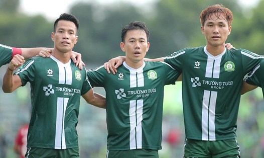 Minh Vương (giữa) ghi cú đúp trong chiến thắng 2-1 của Trường Tươi Đồng Nai trước Long An. Ảnh: Bình Lê
