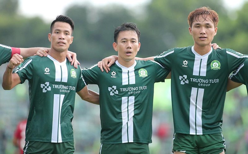 Minh Vuong (middle) scored a double in Truong Tuoi Dong Nai's 2-1 victory over Long An. Photo: Binh Le