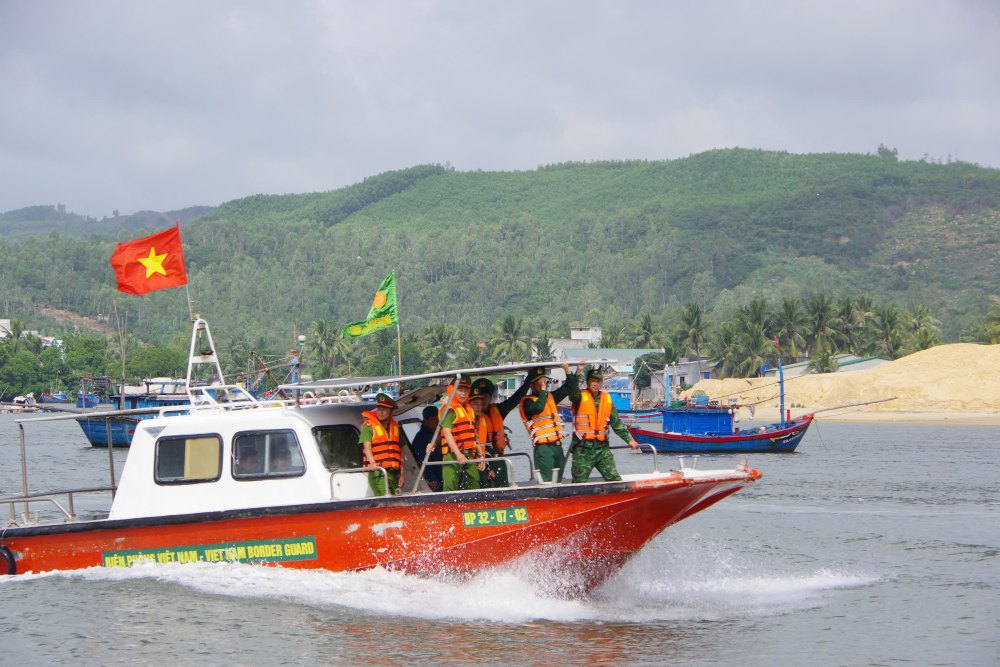 The Minister of Public Security is assigned to direct the inventory and identification of all existing fishing vessels for management. In the photo, forces in Gia Lai province coordinated to inspect seafood exploitation activities at sea. Photo: VGP