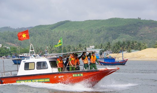Bộ trưởng Bộ Công an được giao chỉ đạo kiểm kê và định danh toàn bộ tàu cá hiện có để quản lý. Trong ảnh, các lực lượng tại tỉnh Gia Lai phối hợp kiểm tra hoạt động khai thác thủy sản trên biển. Ảnh: VGP