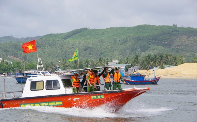 The Minister of Public Security is assigned to direct the inventory and identification of all existing fishing vessels for management. In the photo, forces in Gia Lai province coordinated to inspect seafood exploitation activities at sea. Photo: VGP