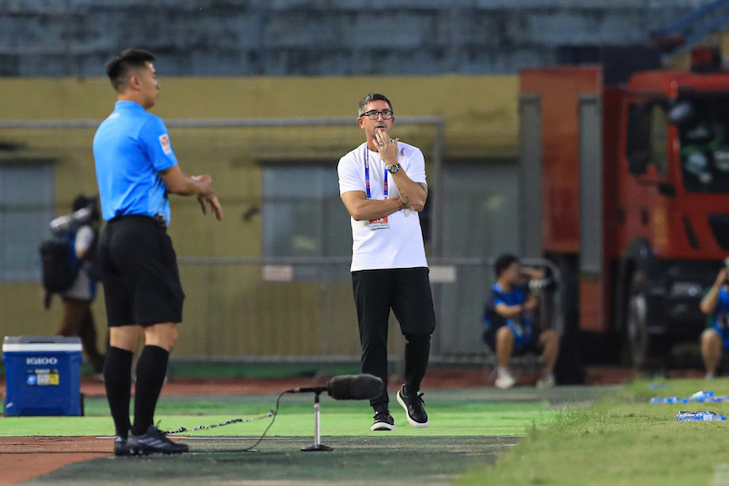 Huan luyen vien Harry Kewell nhan duoc nhieu su chu y o tran ra mat. Anh: Minh Dan